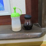 定食屋 揚心 - テーブルはドレッシングと醤油があり