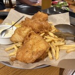 kubelto - 白身魚のフリットは沢山のフライドポテトと一緒に運ばれてきました、外はカリっと中はフワフワのフリットでした。