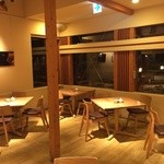 上野の森PARK SIDE CAFE - 公園の風景に合わせ、内装に木材をふんだんに使用している
