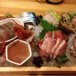 酒菜と炭 てりや - 刺身盛り合わせは寒ブリ、ヒラメ、しめ鯖、ホタルイカ、カマス、甘エビ、あじのたたきといったところ
