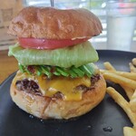 BROOKSTND GRILL - 料理写真:アボガドチーズバーガー　1610円