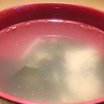 島唄楽園 - 八重山そば定食 500円 の玉子とワカメのスープ