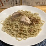 鯖の上にも三年 - 自家製麺の替え玉です。チャーシューがちょこっと乗っかってるのもポイントですね。　180円