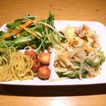 島唄楽園 - 八重山そば定食 500円 のコーヤちゃんぷる、野菜ちゃんぷる、サラダ