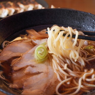 スープと麵にこだわった醤油ラーメン！〆のメニューが充実◎