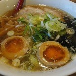 なん・なん亭 大和田店 - 特製ラーメン、味玉が切ってなかったので箸で半分に切りました。