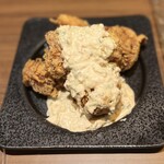 グリル&ワインBonSante - ◯鶏の唐揚げ タルタルソース¥800
…大きな鶏の唐揚げに、手作りのタルタルソースがかけられています。