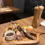 グリル&ワインBonSante - …牧草牛ランプ肉、スペアリブ、ロティサリーチキン、中落ちカルビ。