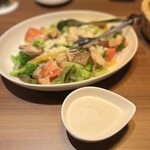 グリル&ワインBonSante - …フレッシュなお野菜に、カットしたローストチキン、クルトン、粉チーズ。
ドレッシング別添えがGood♪