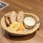 グリル&ワインBonSante - ◯お通し¥300×5(写真は先に入店した3人分)
…バケット&チーズクリーム、枝豆のゼッポリーネ？温かくてモチモチ美味しい♪
チャージですのでノンアルでも付きます。