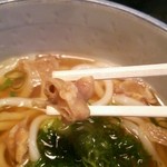 手打ちうどん家　麺八 - かすうどんの油かす(牛の小腸を水分が飛ぶまで揚げたもの)