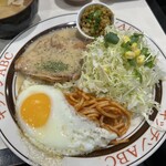 キッチンABC - チキンソテー香味クリームソース、カレーそぼろ、サラダ、目玉焼き、ナポリタン！