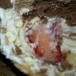 ブルーベリー - うん！？ケーキの底にイチゴが・・・