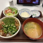 すき家 - 「山かけめかぶオクラ牛丼」
「とん汁・シーザーサラダセット」