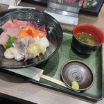 丼処 山助 - 料理写真:本日のランチ（特製海鮮丼）