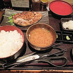 炭火焼専門食処 白銀屋 - 大山鶏の香味刺身ステーキ定食（８８０円）