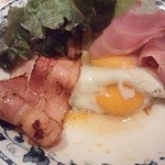 喫茶Y - ベーコンの下には半熟の目玉焼きが４個