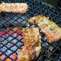 焼肉 大香園 - 和牛カルビ調理中