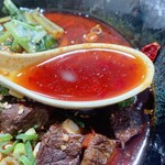 味香源 - 麻辣牛肉麺のスープ。普通の感覚で啜るとむせます