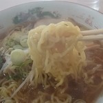 黄金 - 麺持ち上げ（湯気がハンパない）