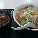 黄金 - ラーメン大盛りカルビ丼セット（850円）