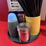 ラーメン二郎 - 卓上のいろいろ