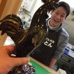 からあげ&弁当 トリとん - 2015,03,19　群鬼会から祝賀の鶏のトロヒー進呈（有償爆）掲載許可済み