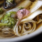 つきじ 文化人 - 春の山菜そばは、黒七味を振って＝15年3月