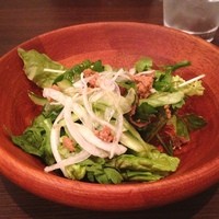 キッチンボンノ 桜木町 - ランチのサラダです。
                さっぱりしててます。
                なんか、春菊みたいなのが入ってて、面白かったです。