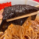 ラーメン山岡家 - 海苔を巻いて