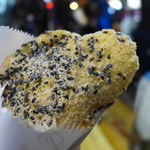 老牌白糖粿 - 花生(ピーナツ)、上白糖、そして黒胡麻をたっぷり塗して。