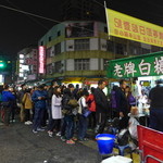 老牌白糖粿 - 自強路名物の大行列。おそらく、宵の口の時間がピークです。