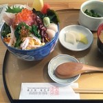 竜巳や - 宮城県本吉郡南三陸町の歌津にある竜巳やで昼食。
            南三陸キラキラ春つげ丼を食した。
            税込2000円。