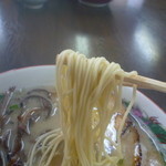 石田一龍 - 麺は細麺ストレート♪