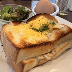 珈琲館 - 料理写真:4種のツナトーストサンド サラダ付きの画 ゆで卵も