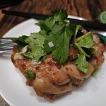 CHUTNEY Asian Ethnic Kitchen - 鶏モモ肉のグリル〜パクチー添え〜