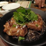CHUTNEY Asian Ethnic Kitchen - 鶏モモ肉のグリル〜パクチー添え〜