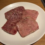 ビーフキッチン - 左 ハラミ、右 上タン