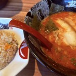 ラー麺ずんどう屋 - 料理写真:チャーハン(小)と元味HOTラーメン