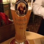 Ratskeller München  - 2014年2月中旬。白ビール。酵母が生きていて味わい深いです。滓（オリ）があるのは濾過されずに酵母が生きて残っているからなのです。