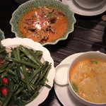 Erawan Tea Room - 空芯菜炒め、トムヤムクン、牛肉の煮込み