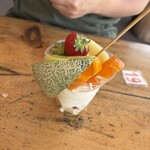 道の駅 いずみ山愛の里 - フルーツたっぷりソフトクリーム800円　中のクリームがめちゃくちゃ美味しい！