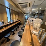 東京スタイル鶏らーめん ど・みそ鶏 - 東京スタイル鶏らーめん ど・みそ鶏 ＠宝町 2本のカウンター席が配される店内