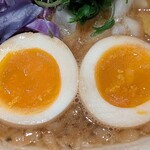 東京スタイル鶏らーめん ど・みそ鶏 - 東京スタイル鶏らーめん ど・みそ鶏 ＠宝町 特製鶏味噌らーめんにトッピングされる味玉