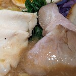 東京スタイル鶏らーめん ど・みそ鶏 - 東京スタイル鶏らーめん ど・みそ鶏 ＠宝町 特製鶏味噌らーめんにトッピングされる鶏と牛のチャーシュー