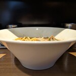 東京スタイル鶏らーめん ど・みそ鶏 - 東京スタイル鶏らーめん ど・みそ鶏 ＠宝町 特製鶏味噌らーめんの白磁の丼 横からの眺め