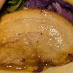 東京スタイル鶏らーめん ど・みそ鶏 - 東京スタイル鶏らーめん ど・みそ鶏 ＠宝町 特製鶏味噌らーめんにトッピングされる豚バラチャーシュー