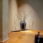 玉笑 - 店内風景（カウンターの生花にも趣を感じます）