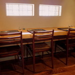 玉笑 - 店内風景（壁向きのカウンター：落ち着きます）