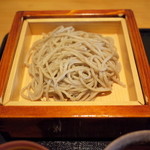 玉笑 - 「温かいせいろ」は目からウロコの美味さ！「冷たいせいろ」と違いザルではなく、板状のせいろ